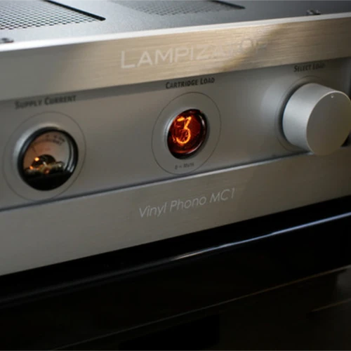 LampizatOr Vinyle Phono M avec l'afficheur indiquant le chiffre 3 en orange